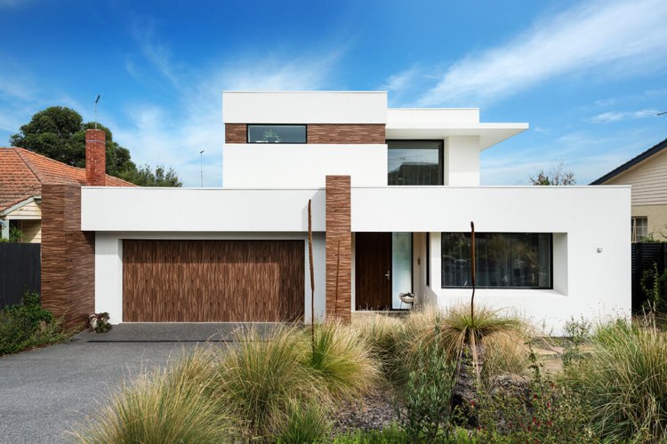 prírodný bazén-záhrada-moderná-architektúra-hasufacade-obklad steny-drevo-biely