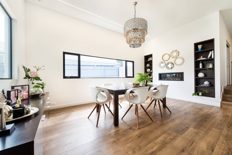 eklektický štýl-moderná-architektúra-jedáleň-dekorácia-krištáľový luster