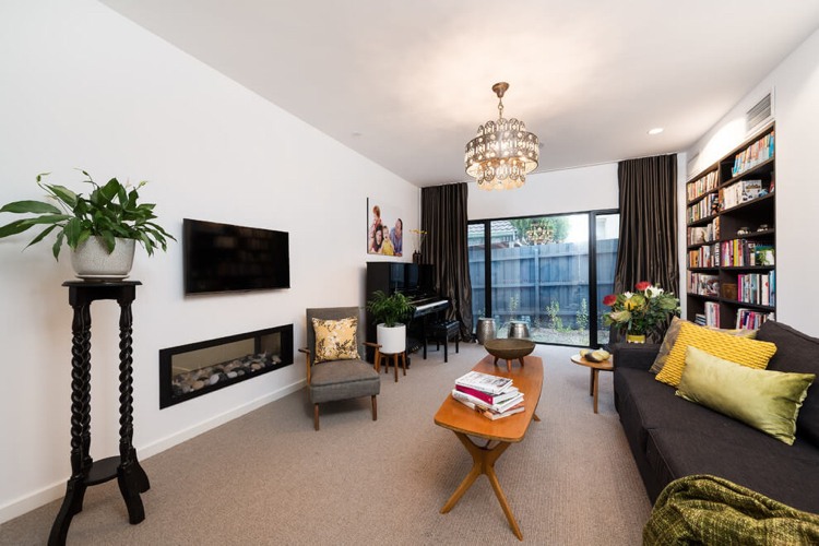 eklektický štýl-moderná-architektúra-obývačka-krb-terasa-dvere