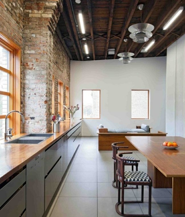 Kuchyňa tehlová stena interiér bytu veľké okná úzka kuchyňa tehlová stena interiér bytu