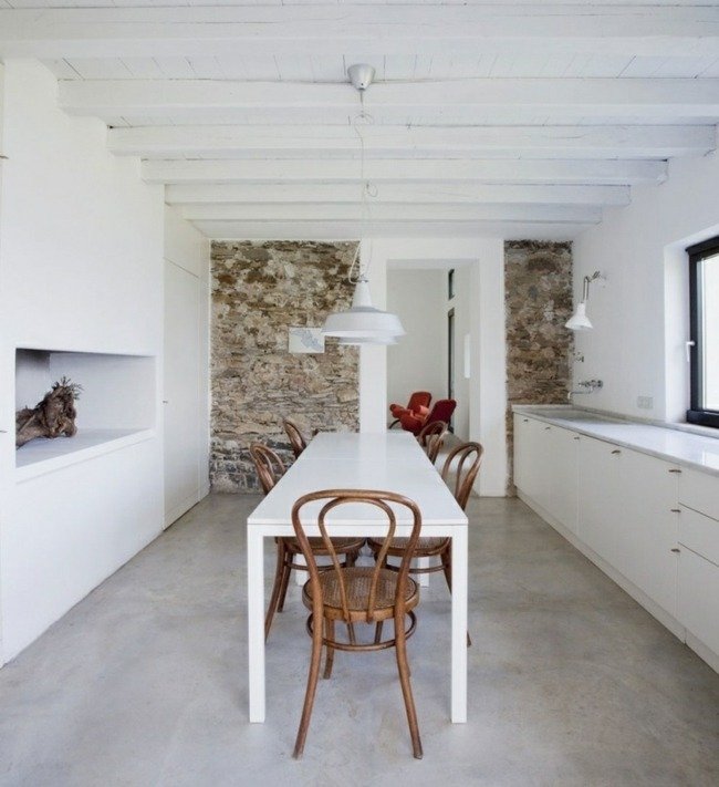 Nábytok do kuchyne z prírodného kameňa, biely dizajn Stena z prírodného kameňa kuchynská linka drevené trámy úzke