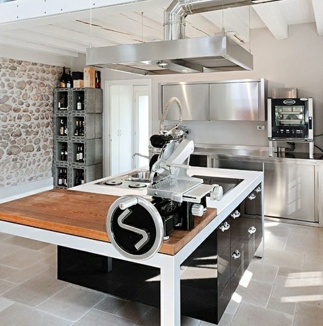 Kuchynský dizajn ostrovná čierna vínna pivnica Kuchynský ostrov kamenná stena z čiernej vínnej pivnice