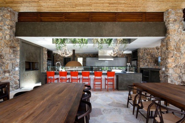 Kuchynská kamenná stena kuchynský ostrov červená barová stolička studená kuchyňa tvar kamenná stena kuchynský ostrov červená barová stolička