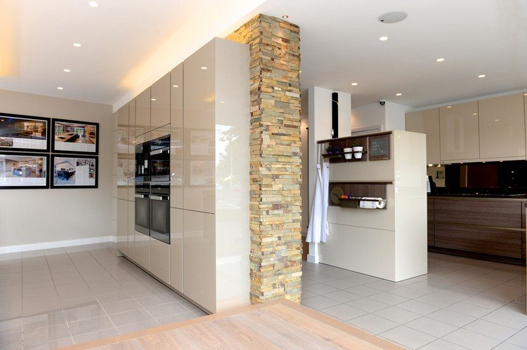 Stena v kuchyni s lícovými tehlami Prírodný kameň v kuchyni -akcent-kuchyňa-skriňa-vysoký-lesk-krém