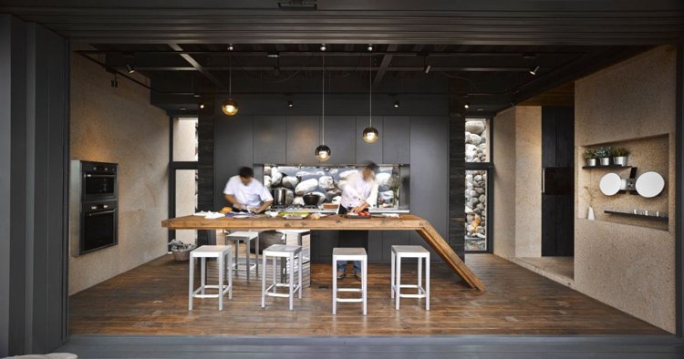 Atolan-dom-na-Taiwane-kuchyňa-ostrov-na-zrkadlovom-podstavci