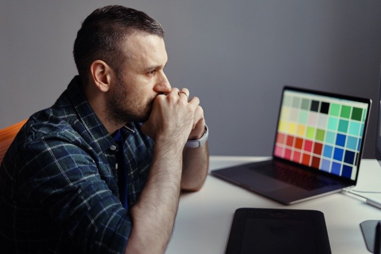 ustaraný muž v kancelárii má zrejme negatívne myšlienky