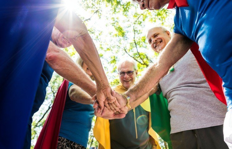 starí ľudia s Alzheimerovou chorobou ako tím so kostýmami superhrdinov
