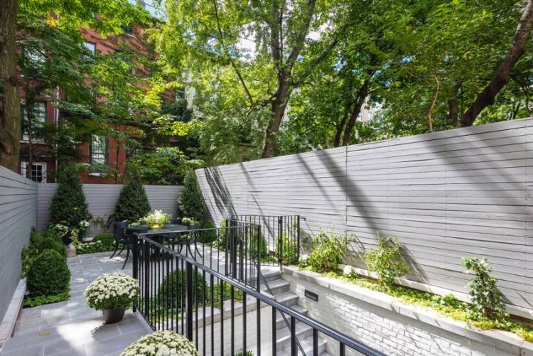 Penthouse v New Yorku - útulný dvor s plotom na ochranu osobných údajov Penthouse-design-dvor-so-záhradou-kvetináče-mesto-záhrada-nápady