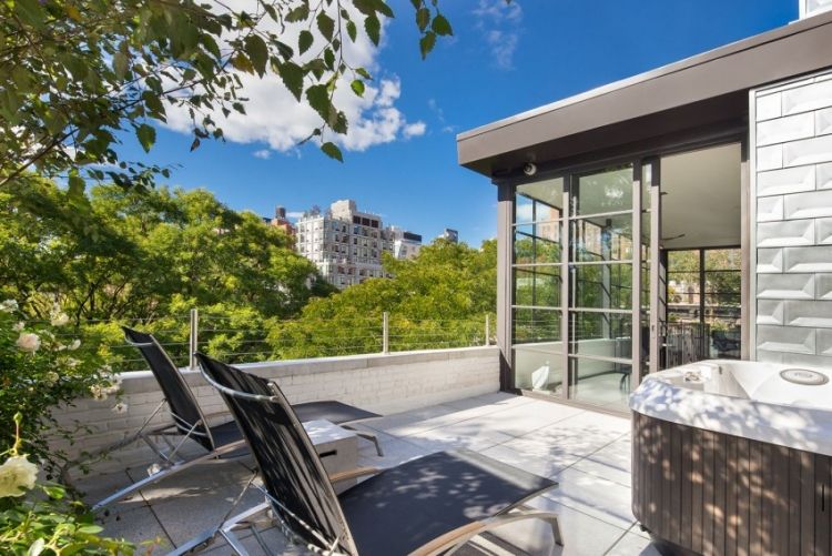 Strešná terasa s vírivkou ponúka nádherný výhľad na mesto Penthouse-interiér-dizajn-strecha-terasa-výhľad na mesto-sedenie-moderné