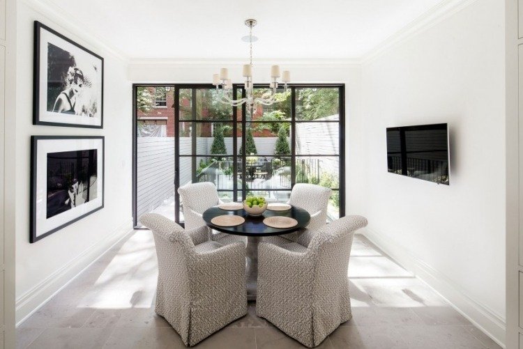 štýlová jedáleň so žiarivými stenami, presklená na terasu štýlový-interiérový-dizajn-neoklasický-interiérový-dizajn-jedáleň-presklený-záhradný výhľad