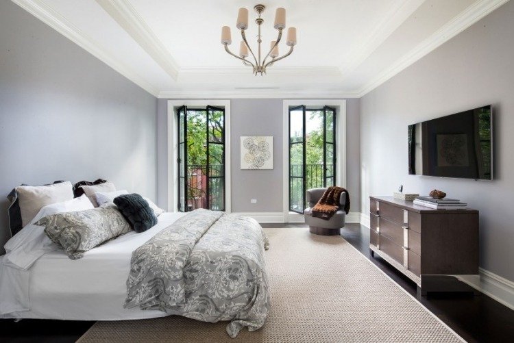 Pokojná spálňa s vysokými lesklými podlahami a mäkkým kobercom Interiér-dizajn-prepracovaný-spálňa-dizajn-podlaha-koberec vo vysokom lesku