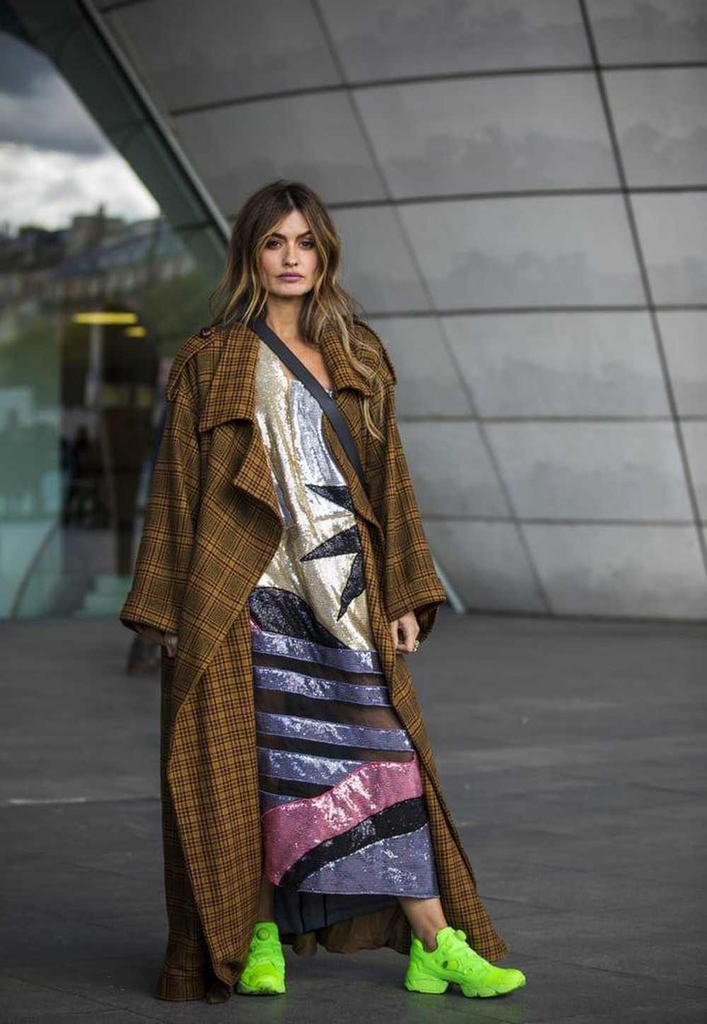 Tenisky neónové farby dlhé šaty vlnený kabát károvaný vzor tmavé blond vlasy módne trendy