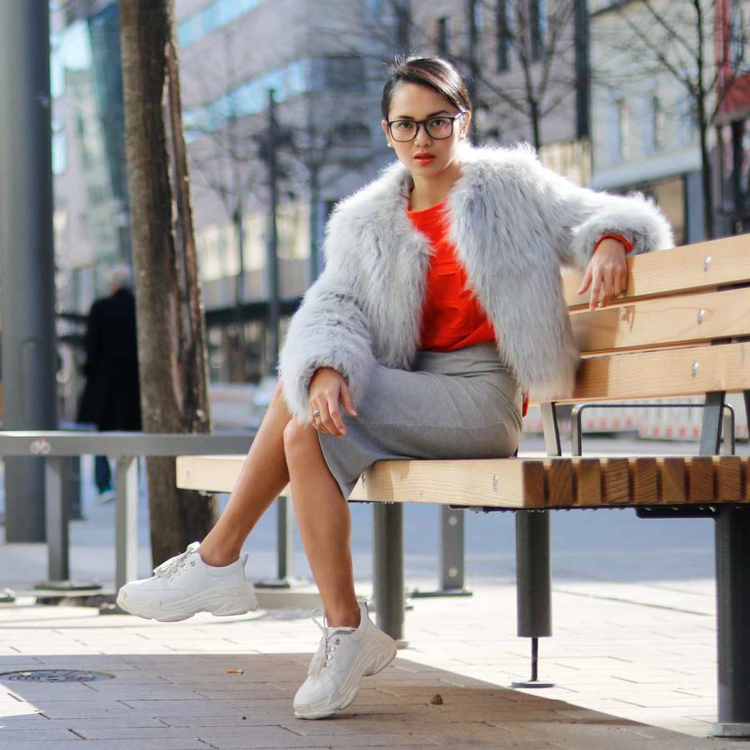 Blúzka neónová trendová sukňa z kožušiny sivá biela tenisky módne trendy ženy