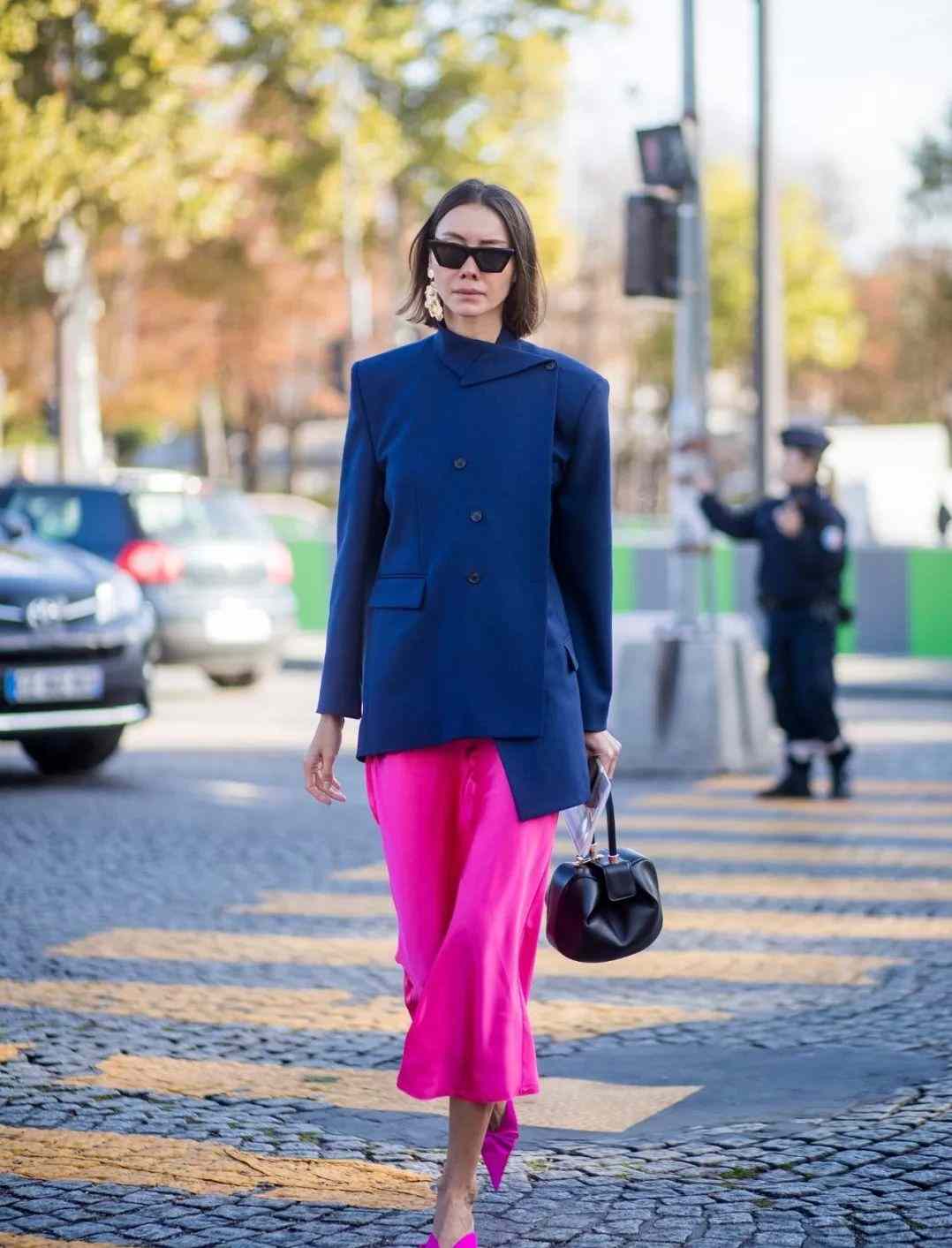 Neónové farby módny trend culotte nohavice modrý blejzer outfit dámske leto