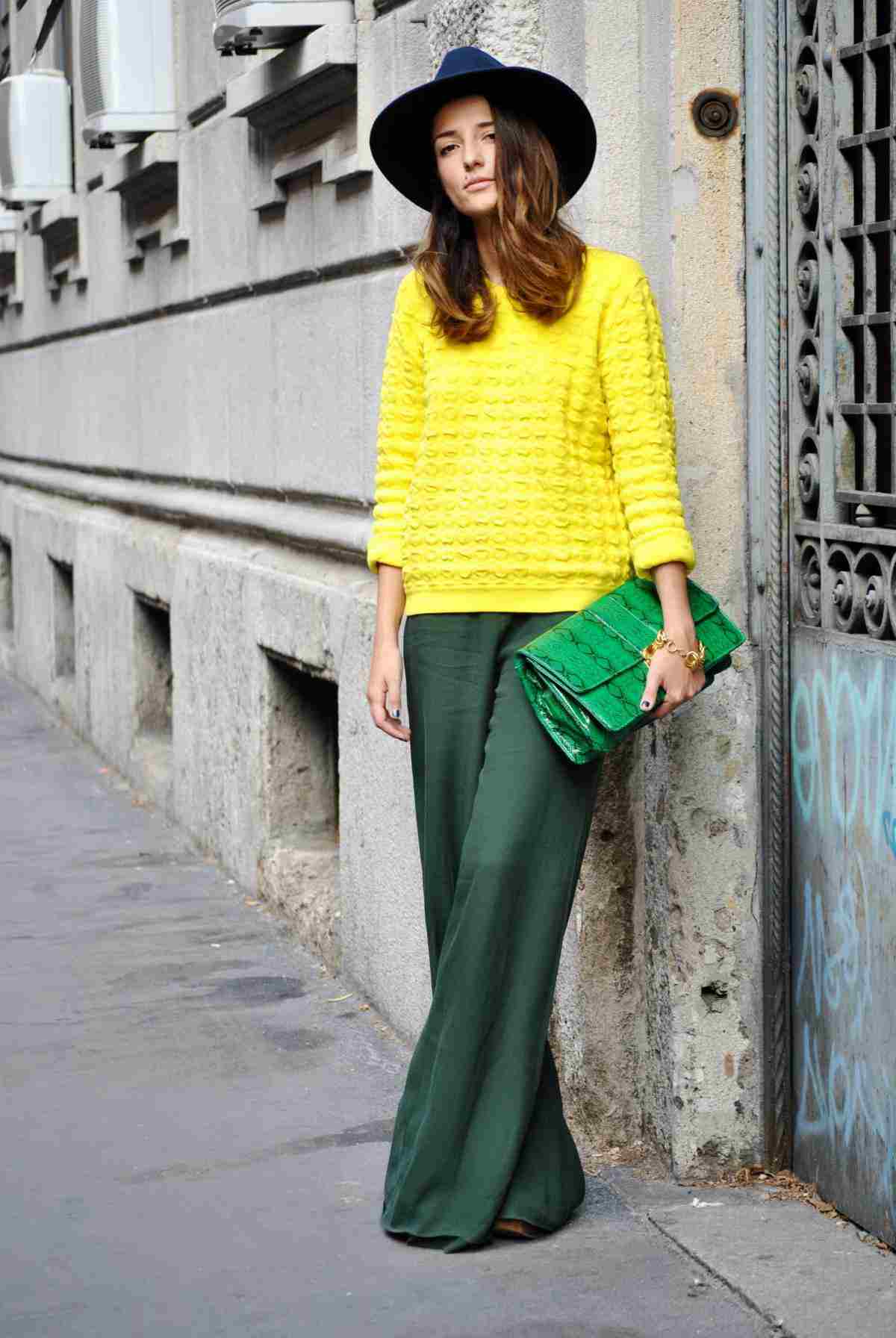 Sveter neónové farby neónová žltá kabelka hadí vzor dámsky klobúk módne trendy