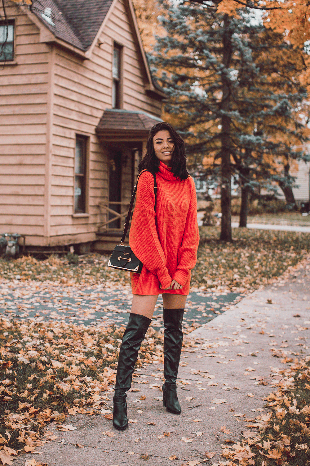 Strikové šaty neónové farby nad kolená čierne zimné trendy pre ženy