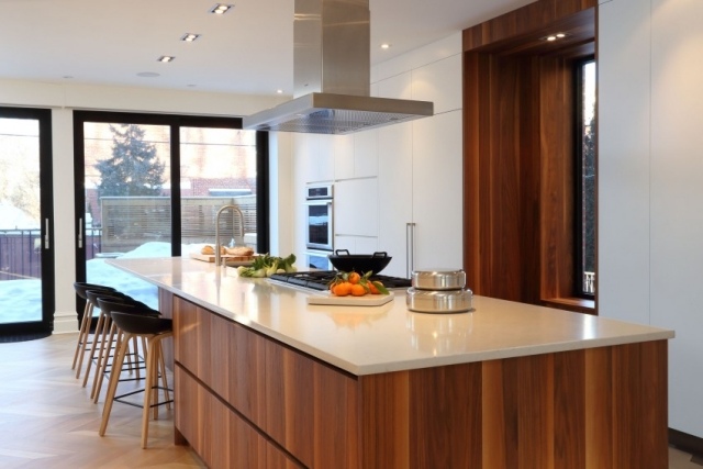 moderná kuchyňa jasné čisté denné svetlo nové spotrebiče čisté denné svetlo nové spotrebiče nápady na priestorovo úsporné riešenia