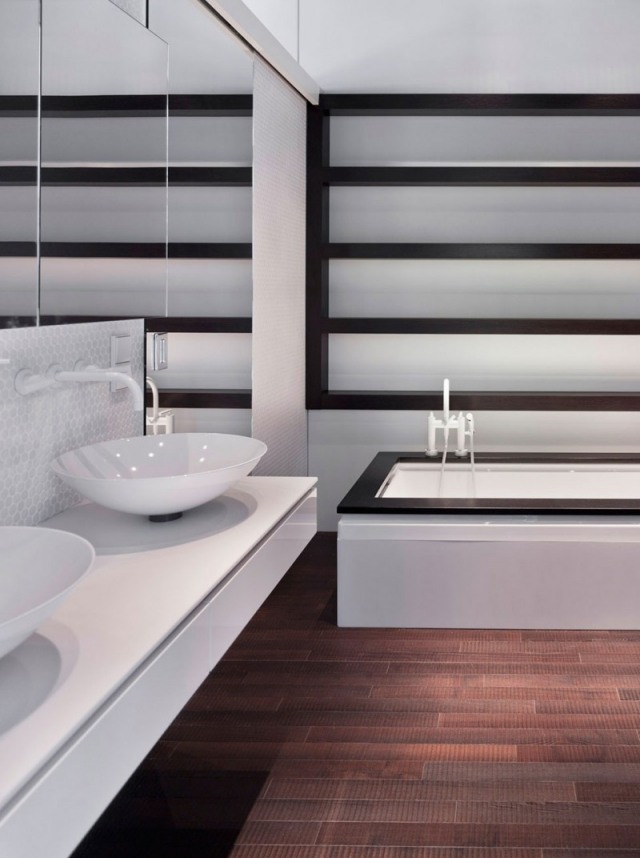 kúpeľňová vaňa umývadlo drevené detaily biele čisté