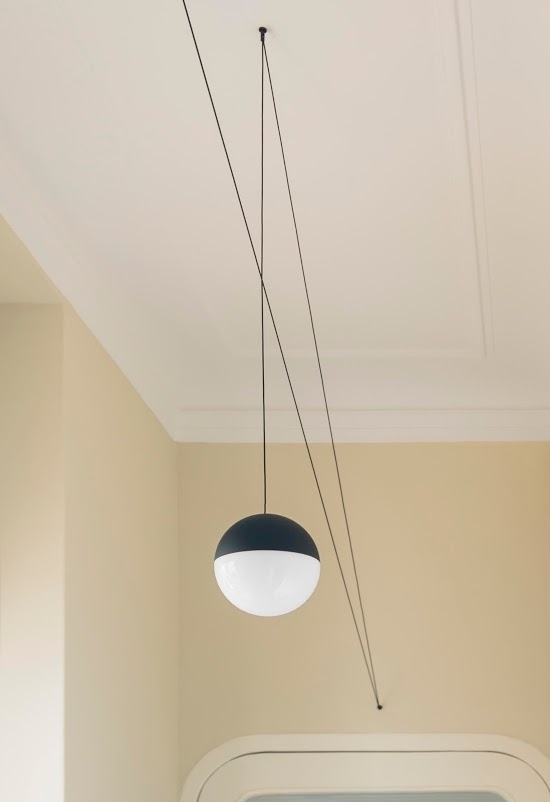 Dizajn-svetlá-pripomínajú-infraštruktúru-telegrafné drôty