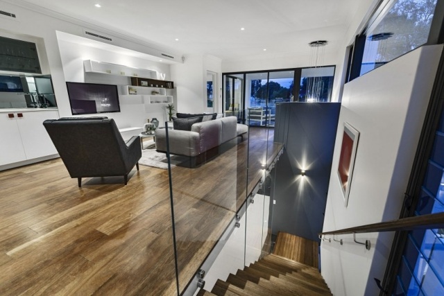 Bytový dom-medailón-horné poschodie-laminátové podlahy-moderný sedací nábytok