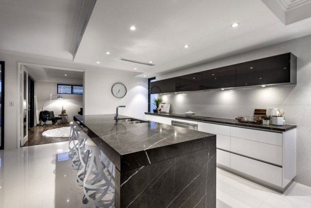 čierno-biele-kontrasty-lesklé čelá-vstavané kuchynské-svetelné-škvrny