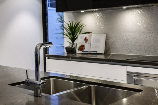 Kuchynská zadná stena dizajn-reliéf-povrchy-štruktúra-dvojdrezy