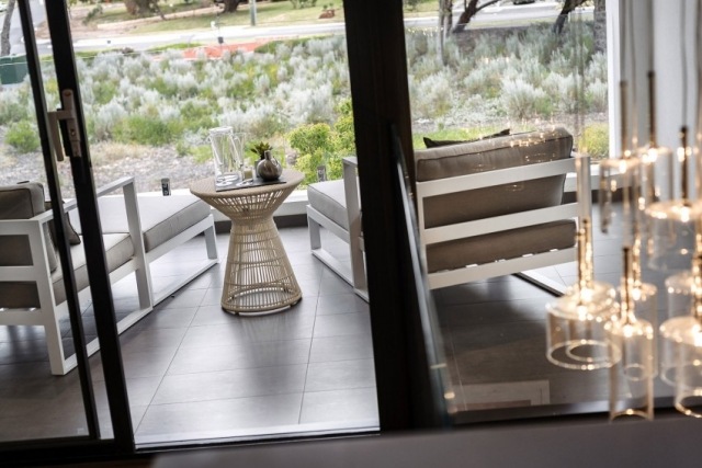 Apartmán-terasa-kreslo-na relaxáciu-The-Medallion-Perth