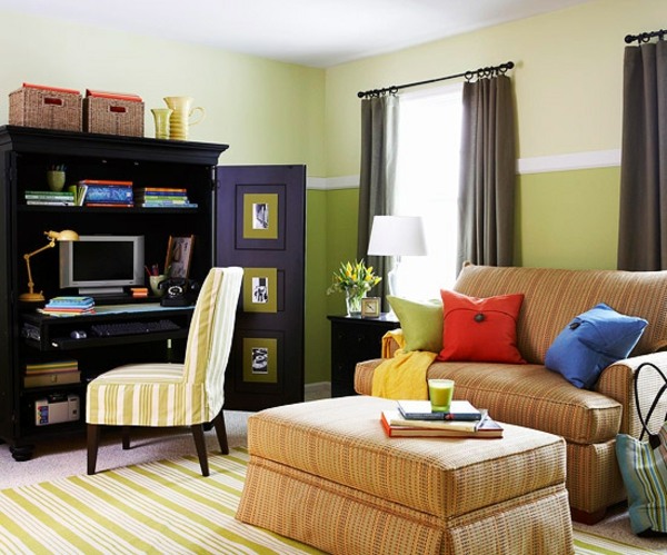 V hosťovskej izbe je úložný priestor na laptop Skriňa na notebook klasický nábytok