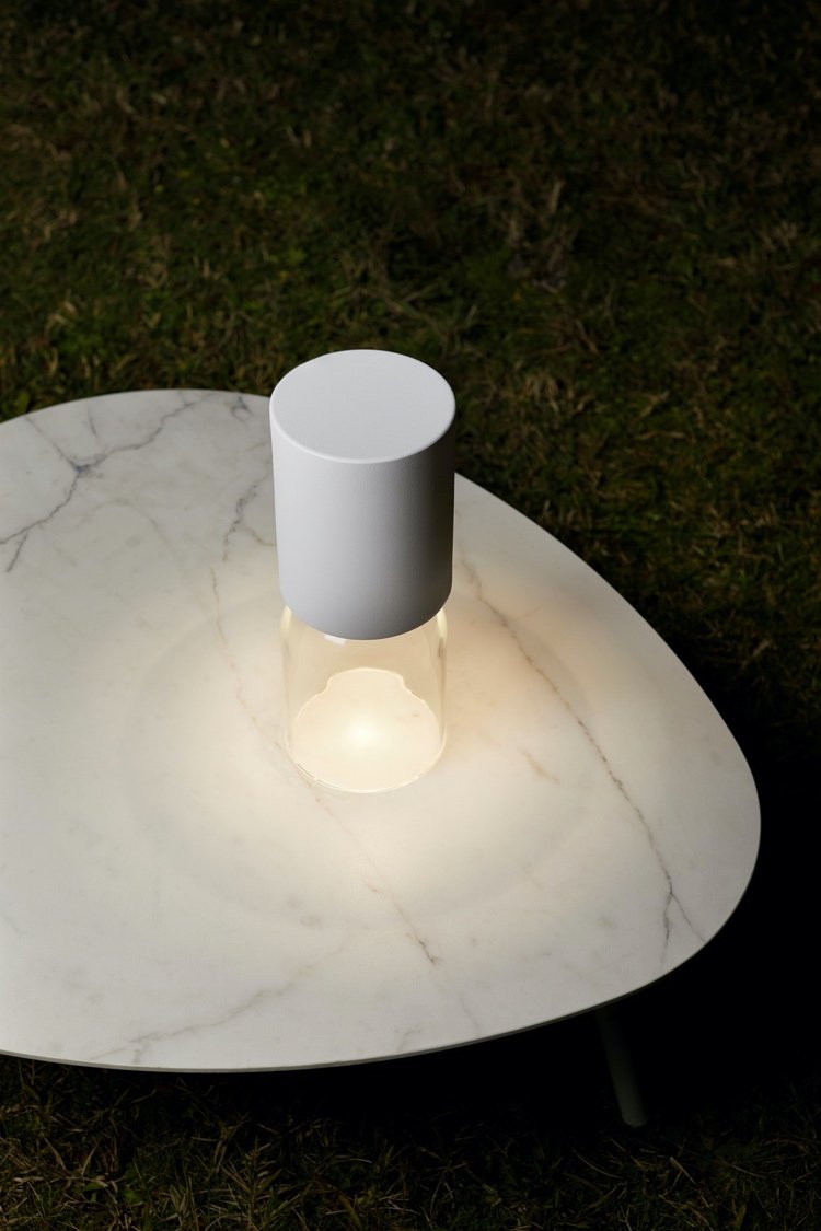 Stolová lampa zo skla a hliníka