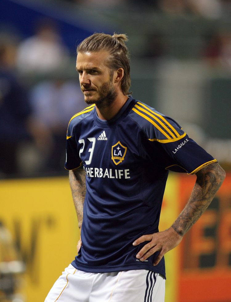 Futbalová legenda David Beckham preniká do nových trendov účesov nové-účesy-trendy-muži-polovičné drdoly-hviezdy-david-beckham