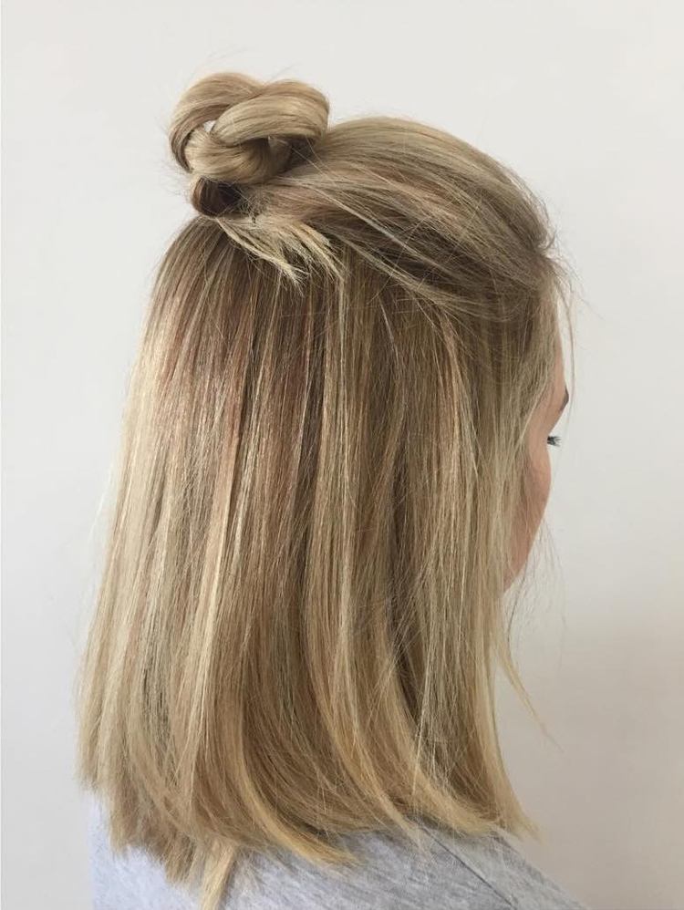 ľahký účes pre každý typ vlasov - polovičný drdol nové-účesy-trendy-ženy-polovičný drdol-blond-stredne dlhé vlasy