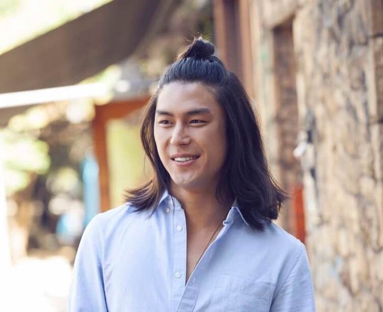 Polovičný drdol pre mužov s dlhými vlasmi new-účes-trendy-ma% cc% 88nner-half-bun-long-hair-samurai