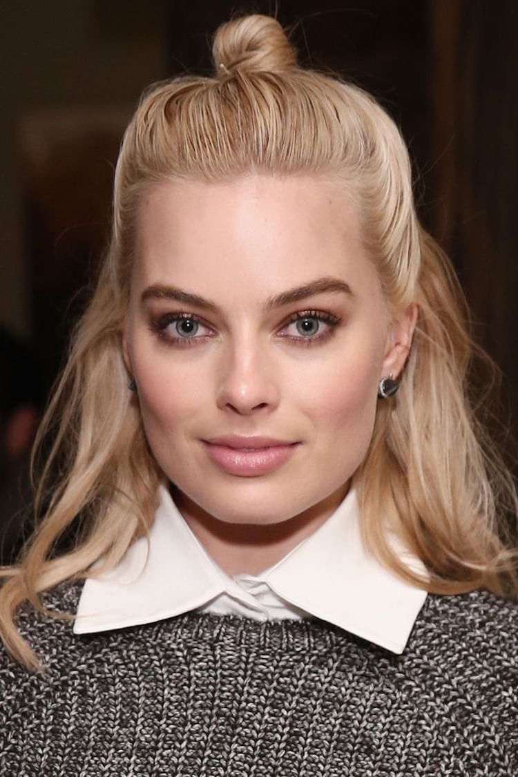 Margot Robbie s roztomilým malým polovičným drdolom nové-účesy-trendy-ženy-polovičné drdoly-hviezdy-margot-robbie