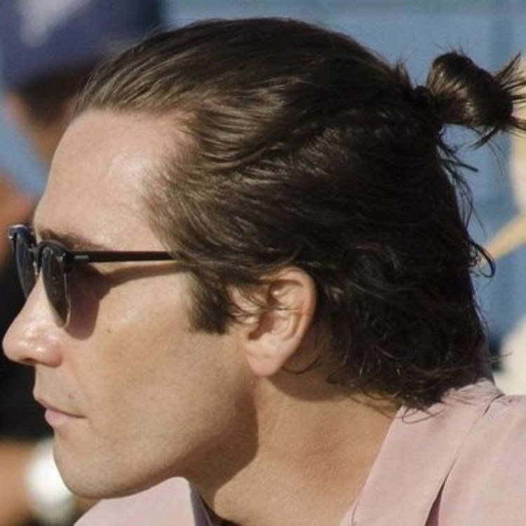 Jake Gyllenhal so zopnutými hornými vlasmi nové účesy-ma% cc% 88nner-half-bun-stars-jake-gyllenhaal