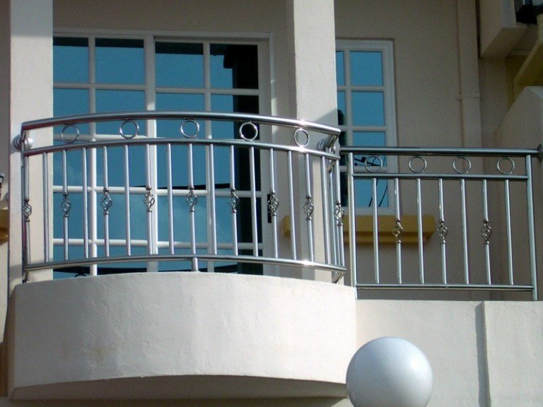 Oceľové zábradlie pre moderný vzhľad zábradlie na terasu oceľový nápad strieborný moderný balkónový dizajn