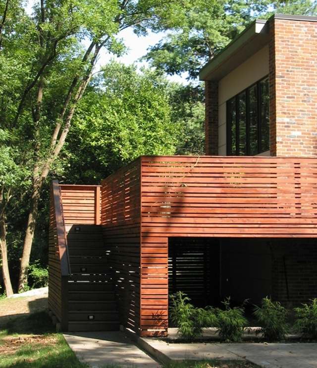 Drevené zábradlie schodiskový balkón modernej architektúry Schodiskový balkón moderná architektúra fasády