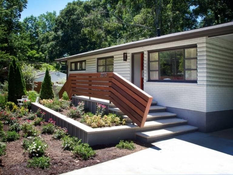 Zábradlie z tmavého dreva dýcha modernosťou Zábradlie na terasu moderný drevený tmavý bungalov predzáhradka