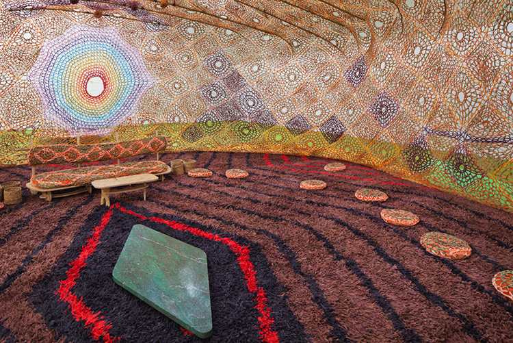 nízky mramorový stôl v tvare diamantu art-installation-ernesto-neto-soft-carpeted-mramor-stôl