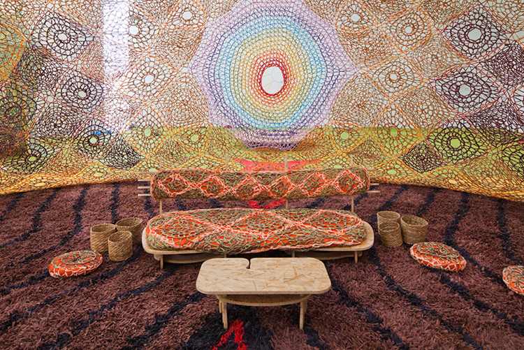 Sedenie potiahnuté sieťovinou a mäkkým kobercom art-installation-ernesto-neto-ritual-huni-kuin-people-brazil