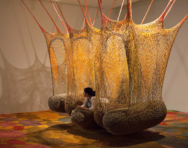 môžeš ležať na vreciach art-installation-ernesto-neto-voňavá-štruktúra-závesné-sedačky