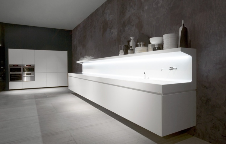 moderná-kuchyňa-corian-led-osvetlenie-bezúchytkové-minimalistické