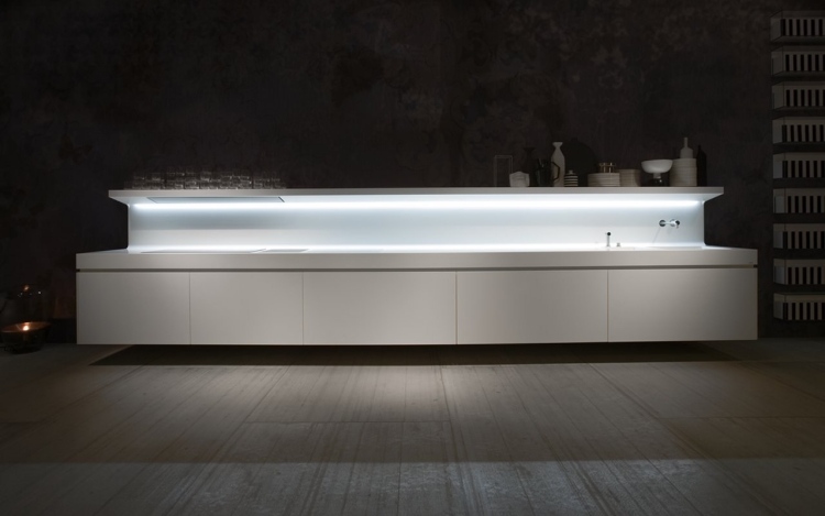 moderná kuchyňa-corian-led-pod-skriňou-osvetlenie-biele-svetlo