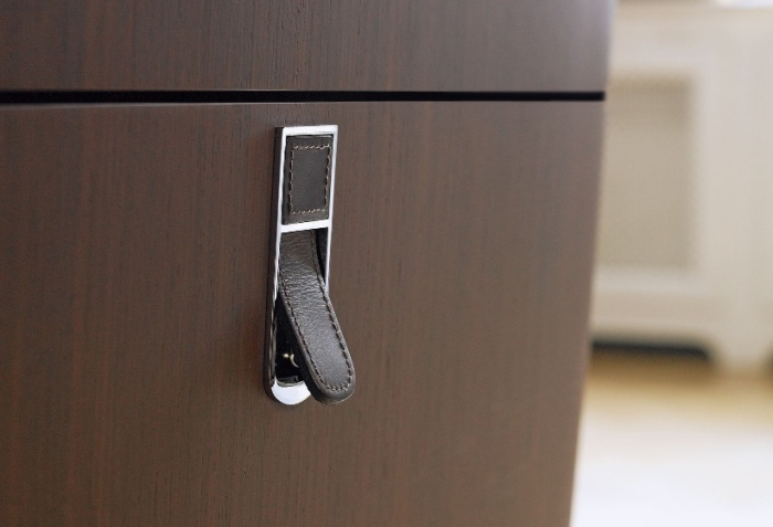 Zostava kúpeľňového nábytku do kúpeľne Esplanade s ručne ušitou koženou úchytkou Rukoväť Esplanade-zariadenie do kúpeľne-program-v-dubovej dyhe-odetá-ručne šitá koža