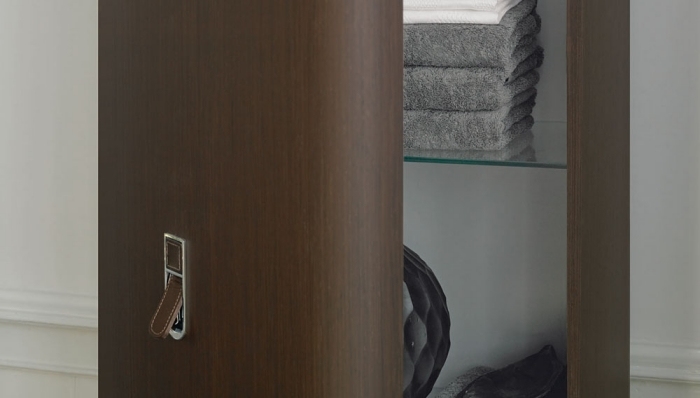 Kúpelňová skrinka z dubovej dyhy-ručne ušitá s koženou úchytkou Kancelársky nábytok-program-kúpeľňová skrinka-dubová dyha-ručne ušitá-kožená úchytka