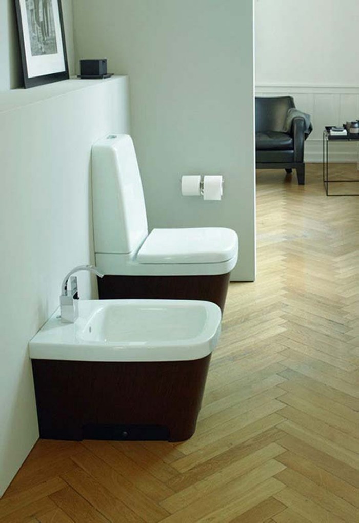 Toaleta obložená kúpeľňovými armatúrami z dubovej dyhy Kúpelňové armatúry-WC-sedátko-obložená-dubová dyha-Duravit