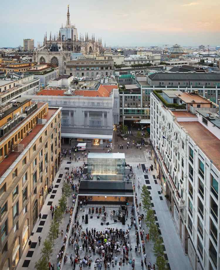 miesto na otvorenie obchodu s jablkami v Miláne