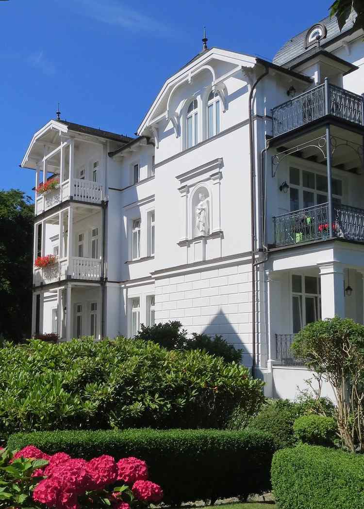 dom snov - mestská vila v bielom na okraji novostavba-dom-typu-mesta-vily-weiss-mesta na okraji