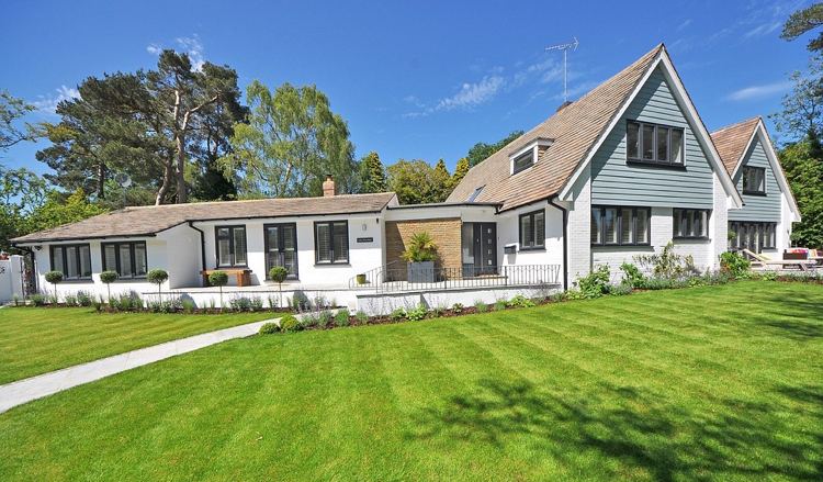 Bezbariérový bungalov s plochou strechou priviazaný k sedlovej streche novostavba-dom-typu-bungalovu-tradičný-trávnik