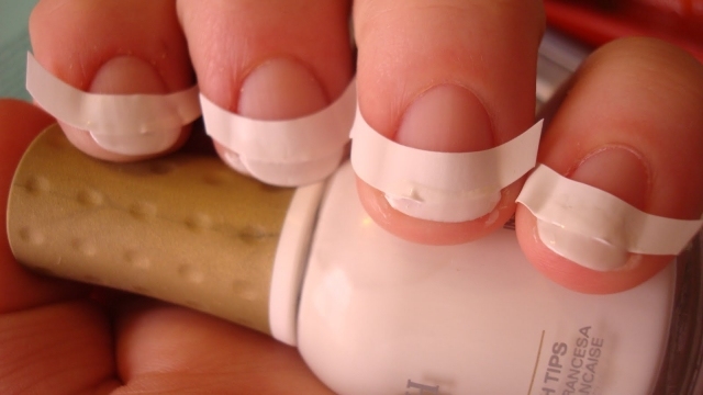 Profesionálna francúzska manikúra na nechty v bielej farbe maľovanie nechtov-francúzsky štýl-s pruhmi