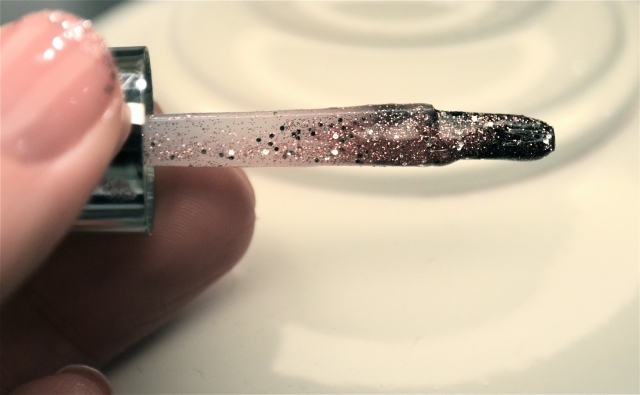 Štetec s trblietavým lakom na nechty lak na nechty-kefa-farba-dĺžka-vlasy